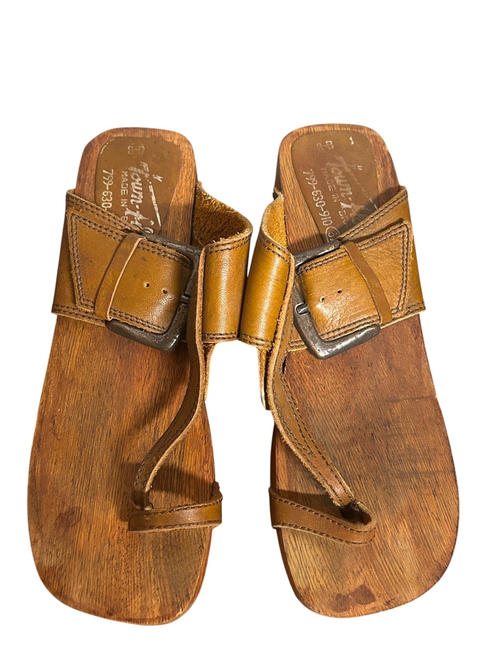 Leather Buckle Toe-Loop Sandals in Tan